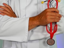 Delhi Man Pays Rs 2,300 For Senior Doctor At Apollo Hospital, Gets Consultation With Assistant Instead Delhi Man Pays Rs 2,300 For Senior Doctor At Apollo Hospital, Gets Consultation With Assistant Instead