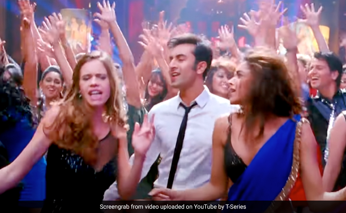 In Kalki Koechlin's <i>Yeh Jawani Hai Deewani</i> Memories: "Deepika Padukone Teaching Us Dance Step We Can't Follow"