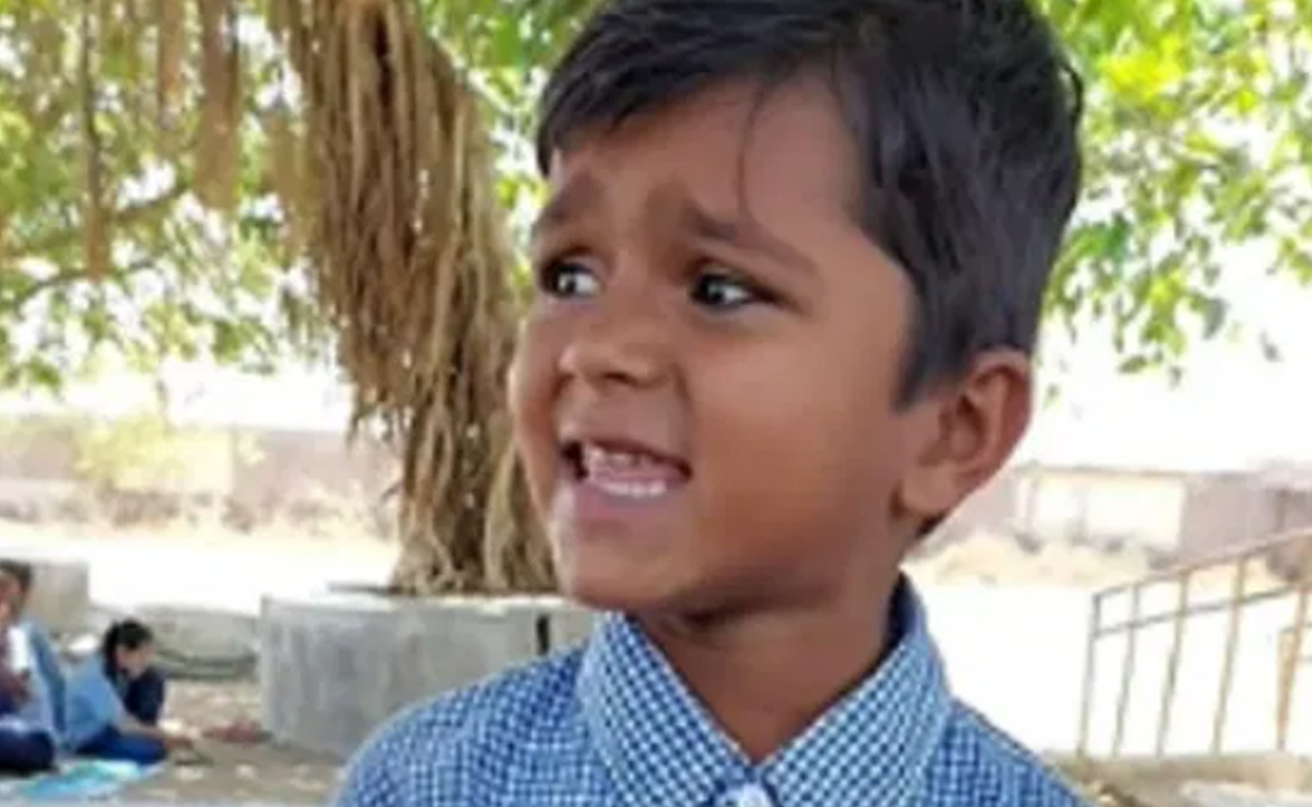 बच्चे ने बड़े क्यूट अंदाज में गाया 'मान मेरी जान' सॉन्ग, VIDEO देख आप भी हो जाएंगे फैन