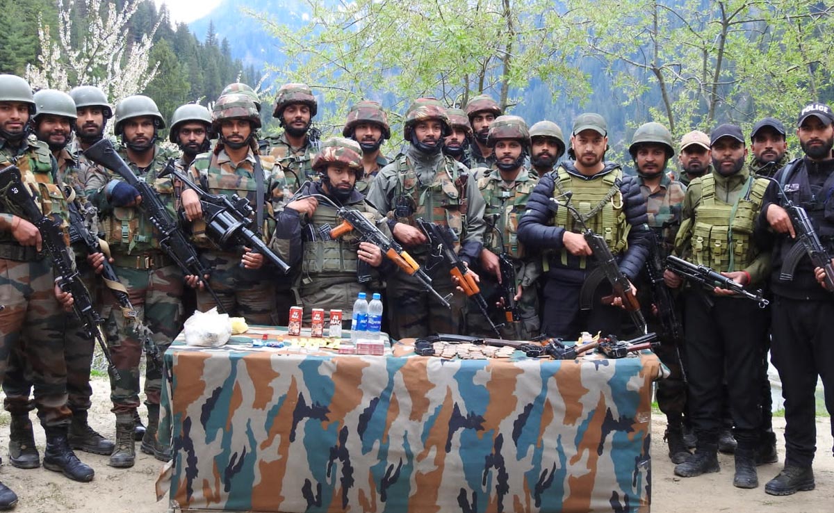 जम्मू-कश्मीर में मुठभेड़ :  दो आतंकवादी ढेर, सर्च ऑपरेशन में मिले हथियार