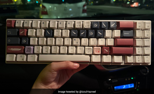 ''Be My...'': Man Proposes To His Girlfriend Using A Special Keyboard, Internet Impressed