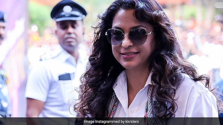 जूही चावला की इस हमशक्ल को देख चकरा जाएगा दिमाग, समझ नहीं पाएंगे कौन असली और कौन नकली