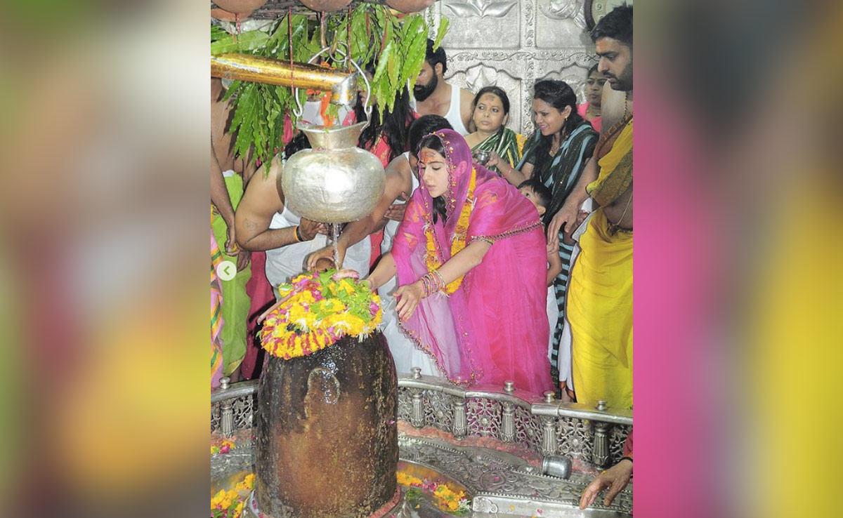 Sara Ali Khan Visits Mahakaleshwar Temple In Ujjain Ahead Of Her Film <i>Zara Hatke Zara Bachke</i>'s Release