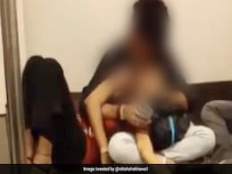 VIRAL: मेट्रो के फर्श पर सरेआम Kiss करते नजर आए कपल, देख जमकर भड़के लोग VIRAL: मेट्रो के फर्श पर सरेआम Kiss करते नजर आए कपल, देख जमकर भड़के लोग