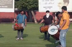 कर्नाटक चुनाव परिणाम : कांग्रेस हेडक्वार्टर में जश्न का माहौल, जमकर बज रहे ढोल-नगाड़े कर्नाटक चुनाव परिणाम : कांग्रेस हेडक्वार्टर में जश्न का माहौल, जमकर बज रहे ढोल-नगाड़े