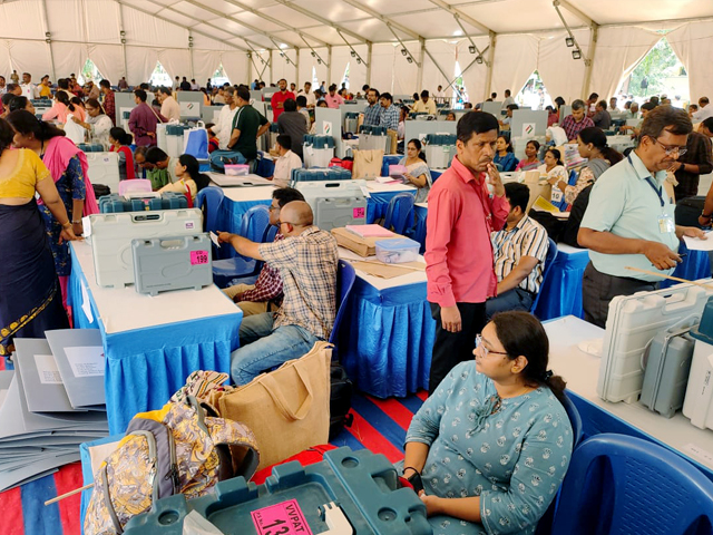 कर्नाटक विधानसभा चुनाव के लिए मतदान जारी, पोलिंग बूथों पर सुरक्षा के कड़े इंतजाम