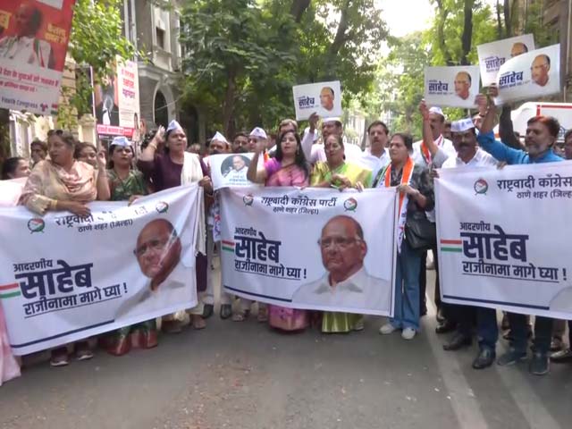 एनसीपी कार्यकर्ताओं ने पार्टी कार्यालय के बाहर शरद पवार के समर्थन में की नारेबाजी