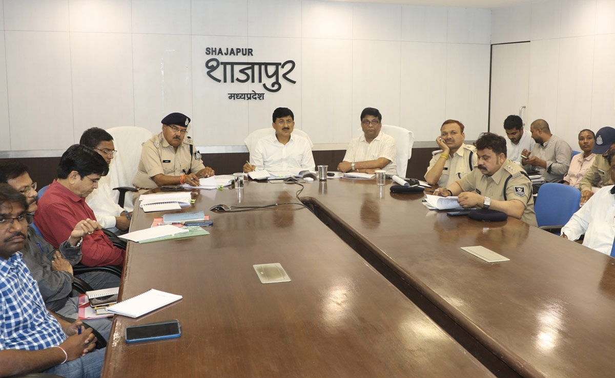 शाजापुर: स्कूल टीचर अब पढ़ेंगे यातायात नियमों का पाठ, सड़क सुरक्षा समिति बैठक में कमिश्नर ने दिए निर्देश