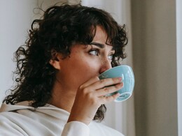 खाली पेट इन कारणों से नहीं दी जाती है चाय-कॉफी पीने की सलाह, जानें सुबह सबसे पहले क्या पीना चाहिए