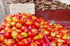 टमाटर की कीमतों में भारी उछाल, परेशान हैं लोग टमाटर की कीमतों में भारी उछाल, परेशान हैं लोग