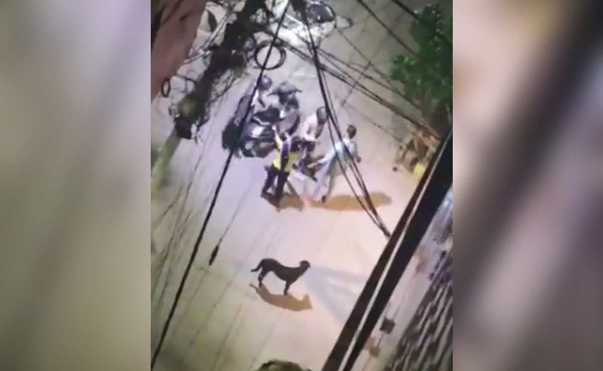 कैमरे में कैद : दंपति के पास 'दरियादिल लूटेरों' को कुछ नहीं मिला, खुद की जेब से 100 रुपए दे चल दिए