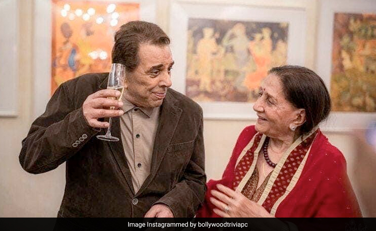 पोते करण देओल की शादी में पहली पत्नी प्रकाश कौर के साथ आए नजर, इस अंदाज में दादा-दादी ने दिया आशीर्वाद, वायरल हुई तस्वीरें