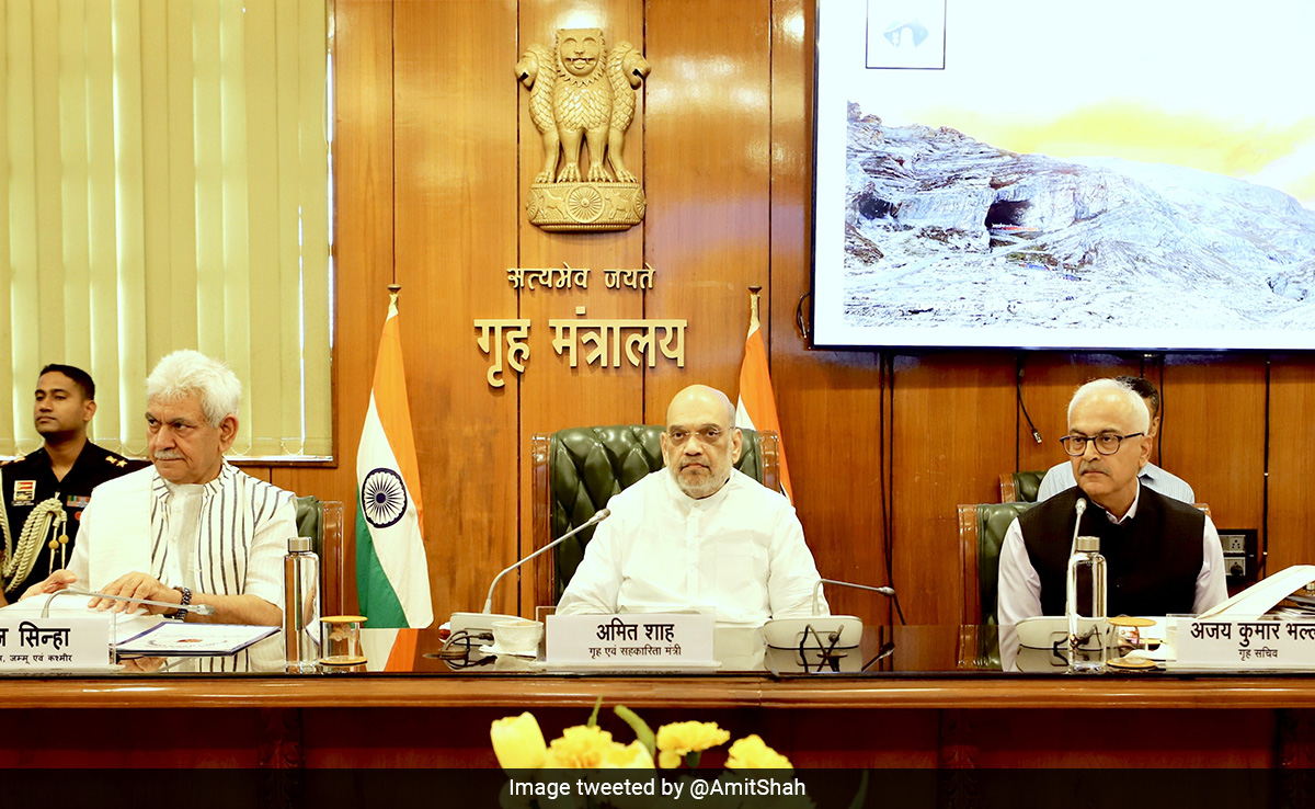 Amit Shah Chairs High-Level Meet To Review Preparations For <i>Amarnath Yatra</i>