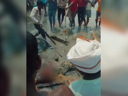 बिहार : नहाने गए बच्चे को मगरमच्छ ने मारा, फिर गुस्साए लोगों ने उसे नदी से निकाल पीट-पीटकर मार डाला बिहार : नहाने गए बच्चे को मगरमच्छ ने मारा, फिर गुस्साए लोगों ने उसे नदी से निकाल पीट-पीटकर मार डाला