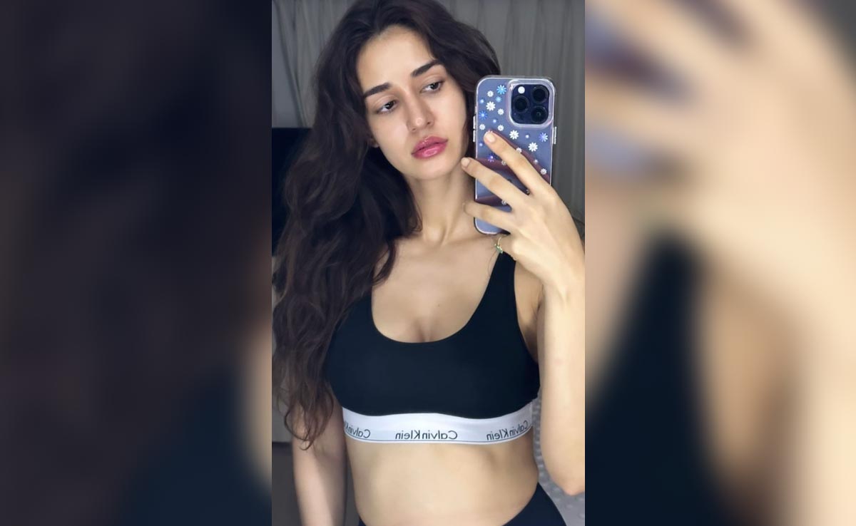 Disha Patani In A Chic Sports Bra Is So Fabulous, Even Her Mirror Knows It