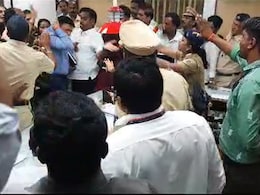 Video: शिकायत करने केबिन में घुसे उद्धव गुट के शिवसैनिक, सबके सामने BMC अधिकारी को जड़ दिए थप्पड़
