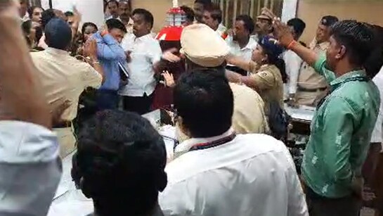 Video: शिकायत करने केबिन में घुसे उद्धव गुट के शिवसैनिक, सबके सामने BMC अधिकारी को जड़ दिए थप्पड़