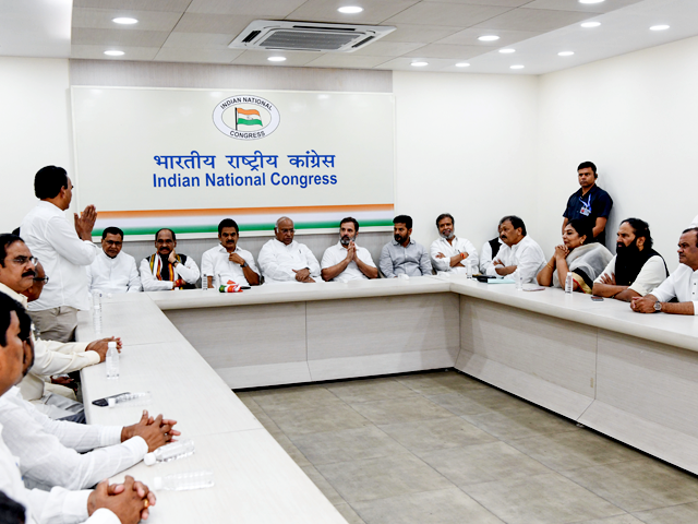 तेलंगाना में विधानसभा चुनाव से पहले BRS को झटका, कई दिग्गज नेता कांग्रेस में शामिल