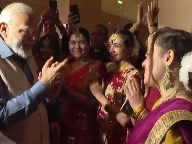 "<i>Yeh Dosti Hum Nahi Todenge</i>...": Egyptian Nationals welcome PM Modi at Cairo