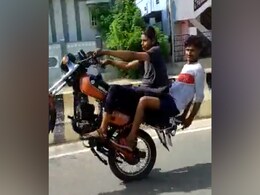 Video: Minors, Without Helmet, Wheelie Motorcycle On Road. They Crashed Video: Minors, Without Helmet, Wheelie Motorcycle On Road. They Crashed