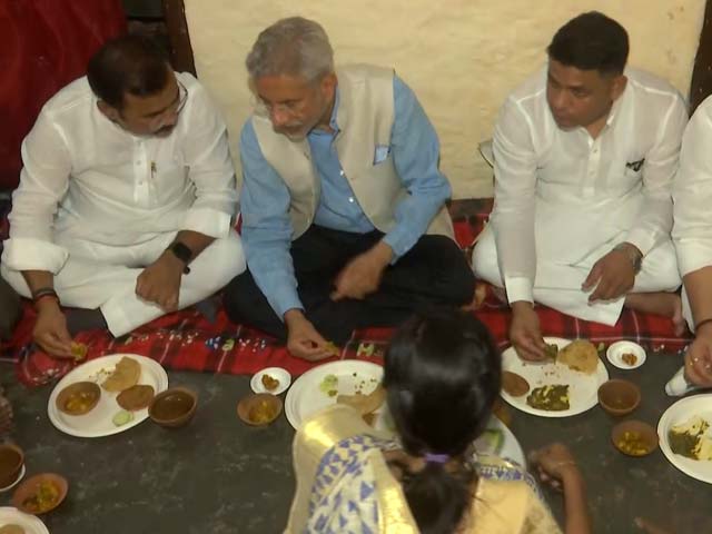 वाराणसी में एस जयशंकर ने दलित बीजेपी कार्यकर्ता के घर नाश्ता किया