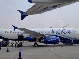 IndiGo फ्लाइट का बड़ा हादसा टला, टेकऑफ से ठीक यात्री ने किया ऐसा काम, खुला इमरजेंसी गेट