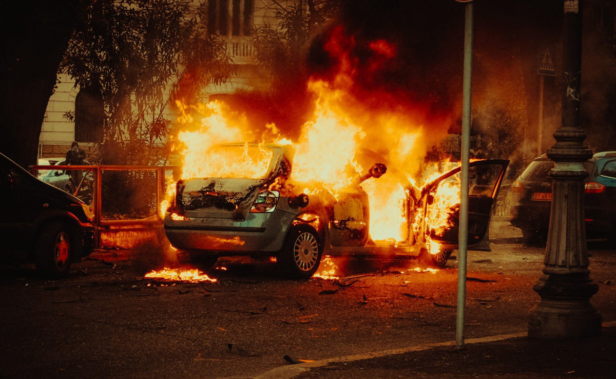 US Woman Was Shoplifting When Her Car With 2 Children Inside Burst Into Flames