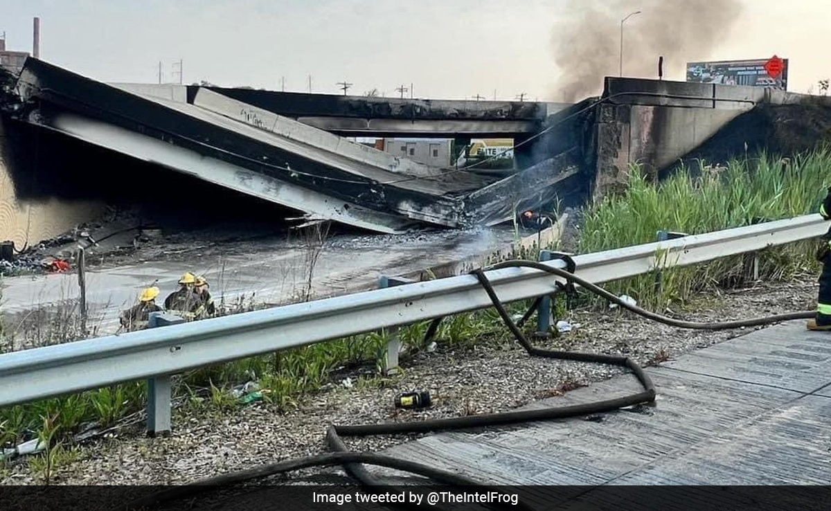 Video: अमेरिका में हाईवे पर फ्लाईओवर का एक हिस्सा ढहा, वाहन में लगी भीषण आग