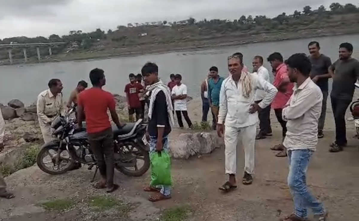 नर्मदा में स्‍नान के दौरान ड्राइवर की पानी में डूबने से मौत, पूना से जा रहे थे इटावा 