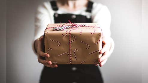 Astro rules for Gifts: बैडलक से बचना है तो कभी भूलकर भी न दें किसी को ये 10 गिफ्ट 