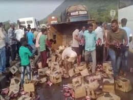 सड़क पर पलट गया बियर की बोतलों से भरा ट्रक, राह चलती लोगों ने मचा दी लूट सड़क पर पलट गया बियर की बोतलों से भरा ट्रक, राह चलती लोगों ने मचा दी लूट