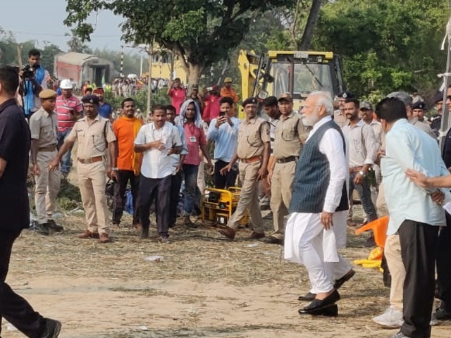 PM मोदी बालासोर हादसे वाली जगह पर पहुंचे, हालात का ले रहे हैं जायजा