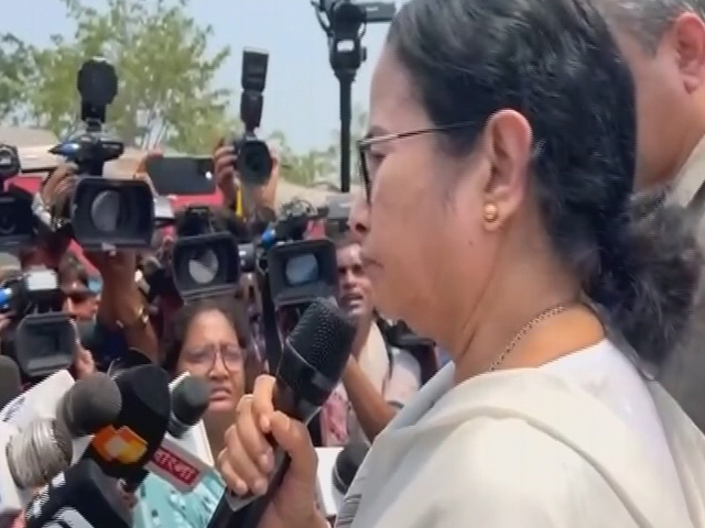मुख्यमंत्री ममता बनर्जी ने कहा - "ट्रेन में एंटी कोलिशन डिवाइस होता, तो हादसा नहीं होता"