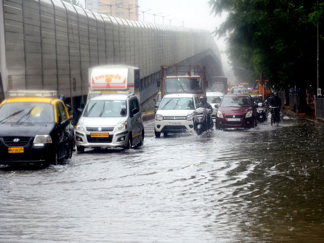 मुंबई में दो हफ्ते की देरी से मॉनसून ने दी दस्तक, बारिश का सिलसिला जारी