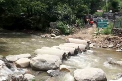 Tourists Stranded, Highways Blocked In Himachal Due To Flash Floods Tourists Stranded, Highways Blocked In Himachal Due To Flash Floods