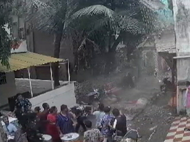 मुंबई में भारी बारिश के बाद गिरा इमारत का हिस्सा, दो की मौत, तीन घायल