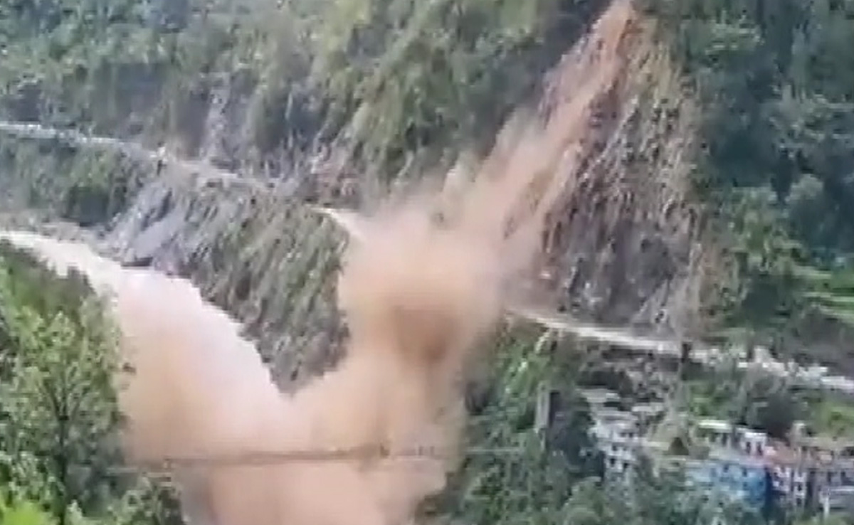 VIDEO: भूस्खलन ने बहा दिया बद्रीनाथ जाने वाले नेशनल हाईवे का हिस्सा, पर्यटक फंसे