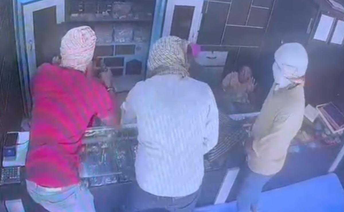 VIDEO : बिहार में दिनदहाड़े 40 लाख रुपये की लूट, जल्दबाजी में CCTV के DVR की बजाय सेट-टॉप बॉक्स लेकर भागे लुटेरे