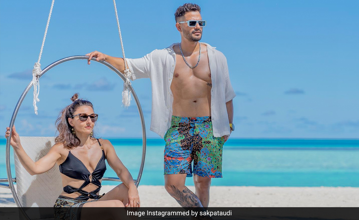 Soha Ali Khan's Sunny Days In Maldives Are Complete Only In A Black Cutout Swimsuit