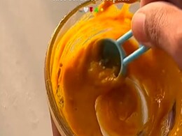 लड़की ने घर पर बनाकर लगाया देसी फेस पैक और स्क्रब, चेहरे पर आ गया फेशियल जैसा निखार, देखें Video  लड़की ने घर पर बनाकर लगाया देसी फेस पैक और स्क्रब, चेहरे पर आ गया फेशियल जैसा निखार, देखें Video