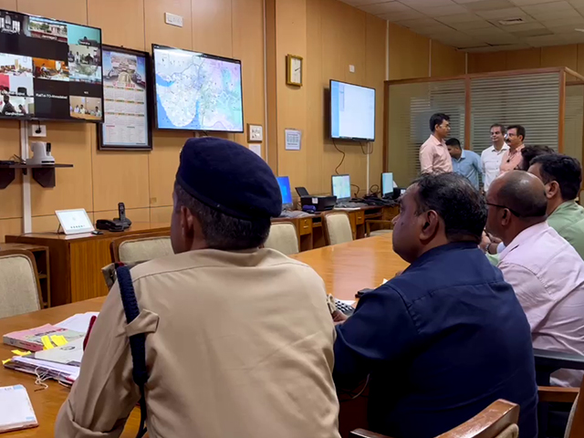 चक्रवात बिपरजॉय को लेकर&nbsp;पश्चिम रेलवे ने जारी किया अलर्ट,&nbsp;76 ट्रेनें रद्द,&nbsp;36 का बदला गया रूट