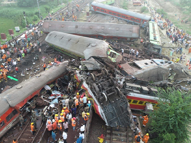 Odisha Train Accident: "क्षतिग्रस्त पटरियां, तहस-नहस रेल के डिब्बे..."  तस्वीरें बयां कर रहीं हादसे की भयावहता