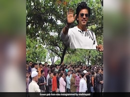 VIDEO: ईद मुबारक कहने आए फैन्स, शाहरुख खान के घर के बाहर जुटी भीड़ VIDEO: ईद मुबारक कहने आए फैन्स, शाहरुख खान के घर के बाहर जुटी भीड़