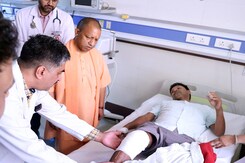 CM योगी आदित्यनाथ ने अस्पताल पहुंचकर घायल बच्ची समेत अन्य घायलों का हालचाल जाना CM योगी आदित्यनाथ ने अस्पताल पहुंचकर घायल बच्ची समेत अन्य घायलों का हालचाल जाना