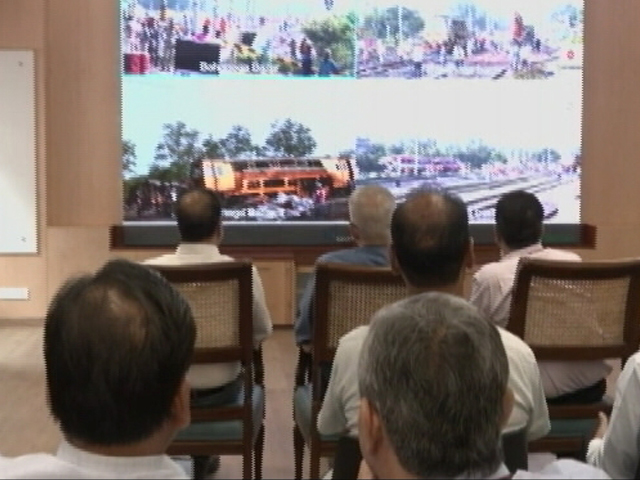 रेल हादसे के बाद दिल्ली के रेल भवन से लगातार की जा रही है निगरानी, देखें रेलवे का वॉर रूम