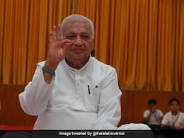 बाल-बाल बचे केरल के गवर्नर, पलक्कड़ में समारोह के दौरान शॉल में लग गई थी आग बाल-बाल बचे केरल के गवर्नर, पलक्कड़ में समारोह के दौरान शॉल में लग गई थी आग