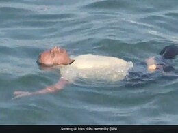 अंतरराष्ट्रीय योग दिवस के मौके पर पानी के अंदर योग करते दिखे लोग, Video देख आप भी कहेंगे 'अद्भुत' अंतरराष्ट्रीय योग दिवस के मौके पर पानी के अंदर योग करते दिखे लोग, Video देख आप भी कहेंगे 'अद्भुत'