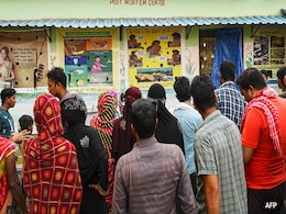 Odisha Train Accident: परिजनों की तलाश में भटक रहे लोगों की मदद के लिए रेलवे ने बनाई हेल्प डेस्क Odisha Train Accident: परिजनों की तलाश में भटक रहे लोगों की मदद के लिए रेलवे ने बनाई हेल्प डेस्क