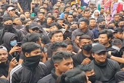 मणिपुर के मुख्यमंत्री के इस्तीफे की खबर के बाद उनके समर्थक उनके निवास पर जमा हो गए  मणिपुर के मुख्यमंत्री के इस्तीफे की खबर के बाद उनके समर्थक उनके निवास पर जमा हो गए