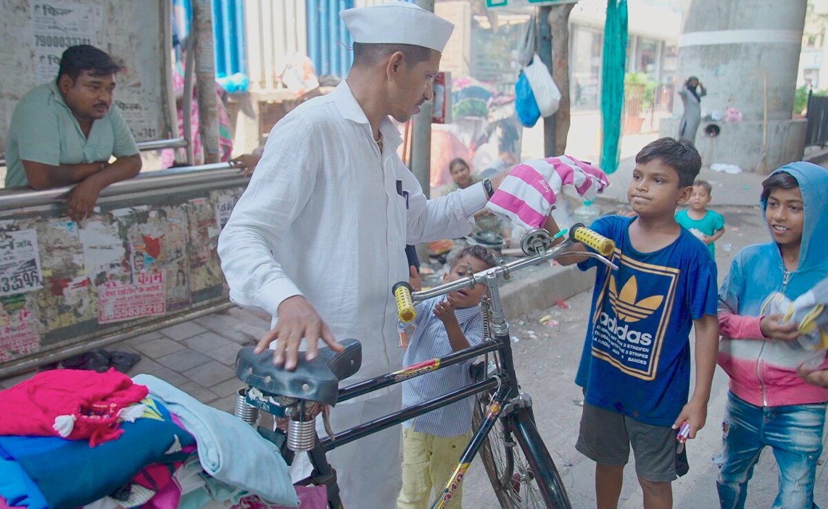 Meet Vilas, A Dabbawala Ensuring Access To Clothes For The Underprivileged Meet Vilas, A Dabbawala Ensuring Access To Clothes For The Underprivileged